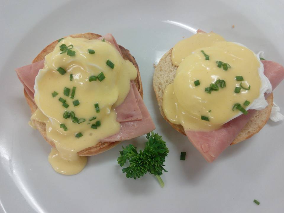 DIY Egg Benedict with Hollandaise sauce